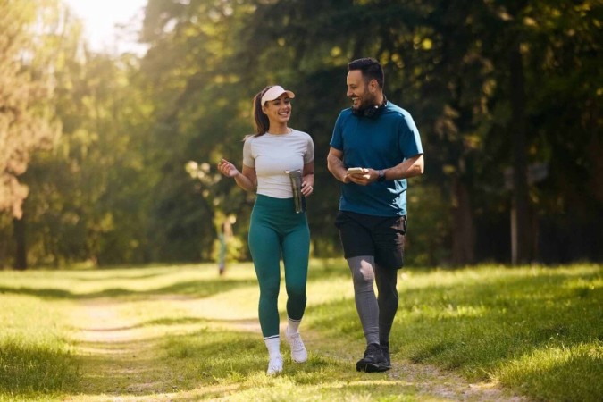 A caminhada é um exercício democrático que traz uma série de benefícios à saúde (Imagem: Drazen Zigic | Shutterstock) -  (crédito: EdiCase)