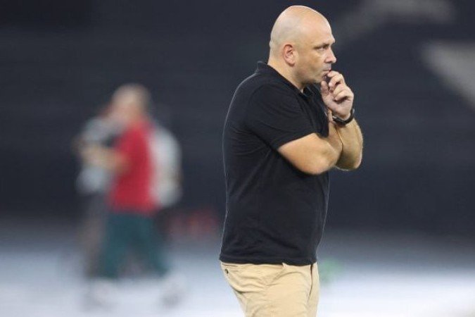 CARLOS LEIRIA - O Botafogo foi dominado em boa parte do jogo, com dificuldades para chegar ao ataque e forçando muitos lançamentos. Na reta final da partida, o time melhorou e apareceu mais no ataque, mas não conseguiu transformar o volume em oportunidades. NOTA: 4,0 - Foto: Vitor Silva / Botafogo