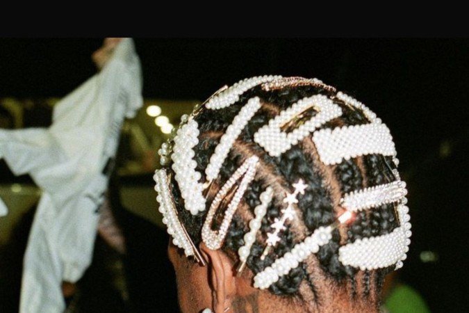 O rapper A$AP Rocky 
usa pérolas até no cabelo
