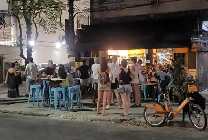 A eleição não se resumiu apenas à comida, aos bares, à cultura e à vida noturna. A lista também levou em conta o senso de comunidade e como as pessoas interagem nesse espaço. - (crédito: reprodução youtube) A eleição não se resumiu apenas à comida, aos bares, à cultura e à vida noturna. A lista também levou em conta o senso de comunidade e como as pessoas interagem nesse espaço. - (crédito: reprodução youtube)