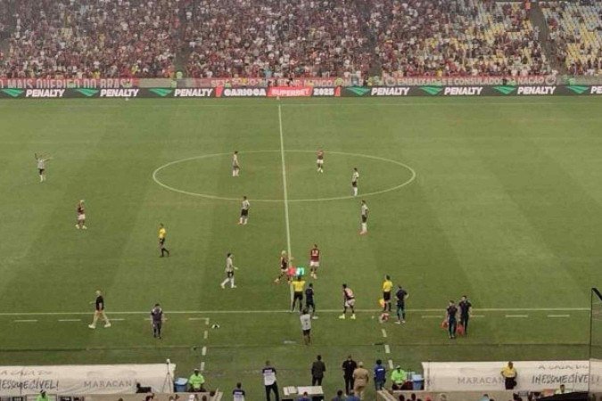 Juninho foi substituído no primeiro tempo após sentir um incômodo na coxa esquerda -  (crédito: - Foto: Carlos Mello/Jogada10)