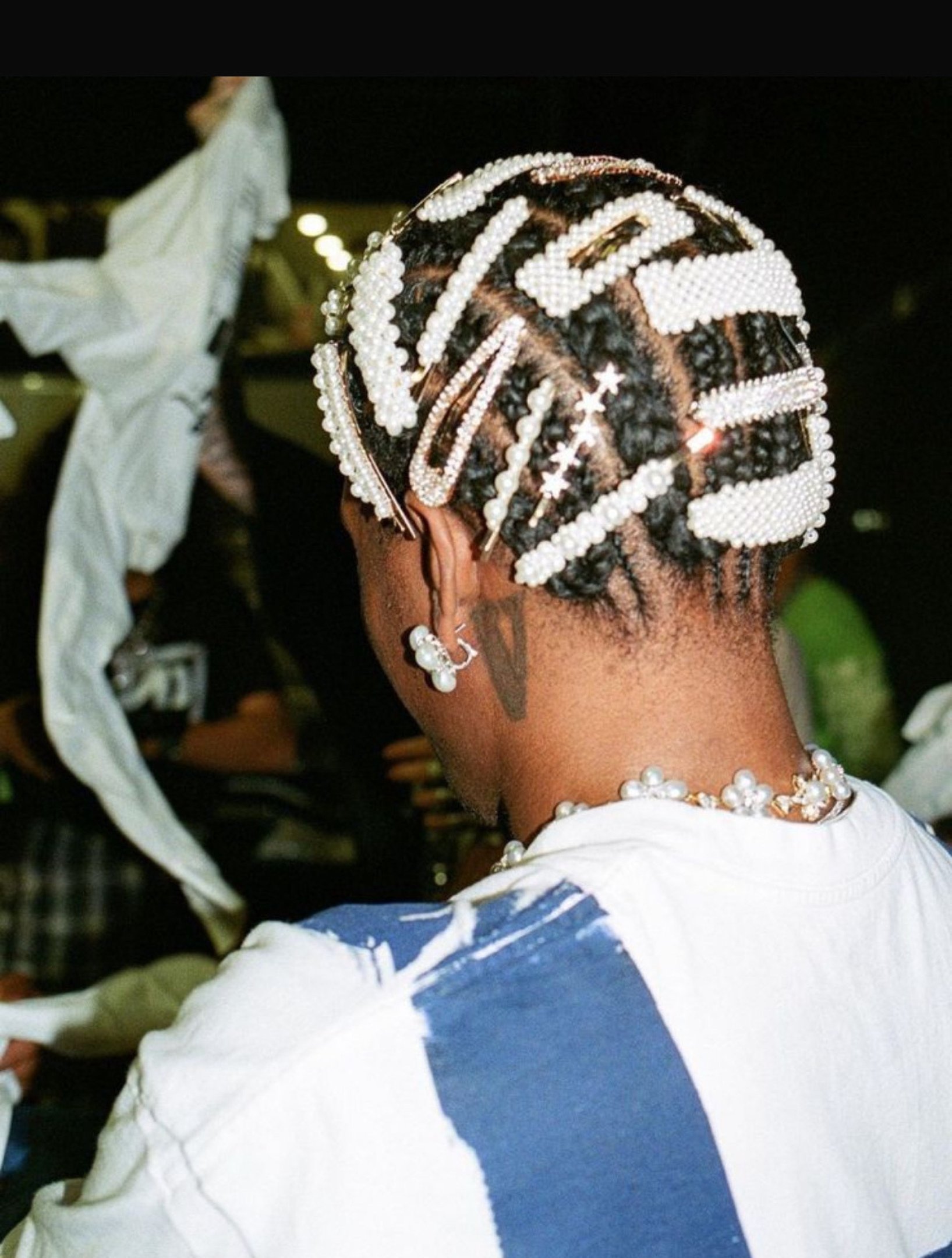 O rapper A$AP Rocky usa pérolas até no cabelo.
