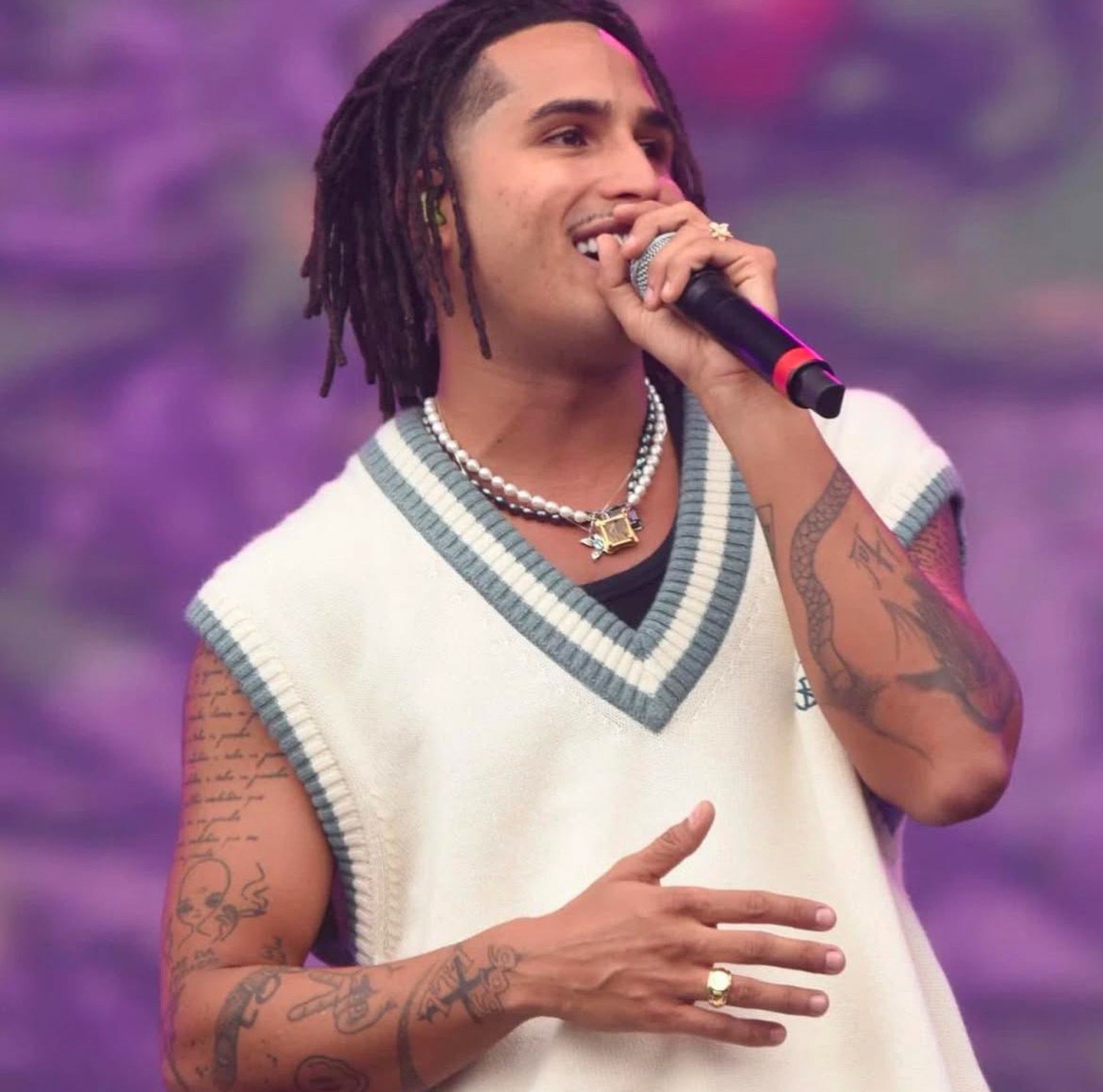 No Brasil, Matuê é um dos ícones que usa os acessórios de pérola.