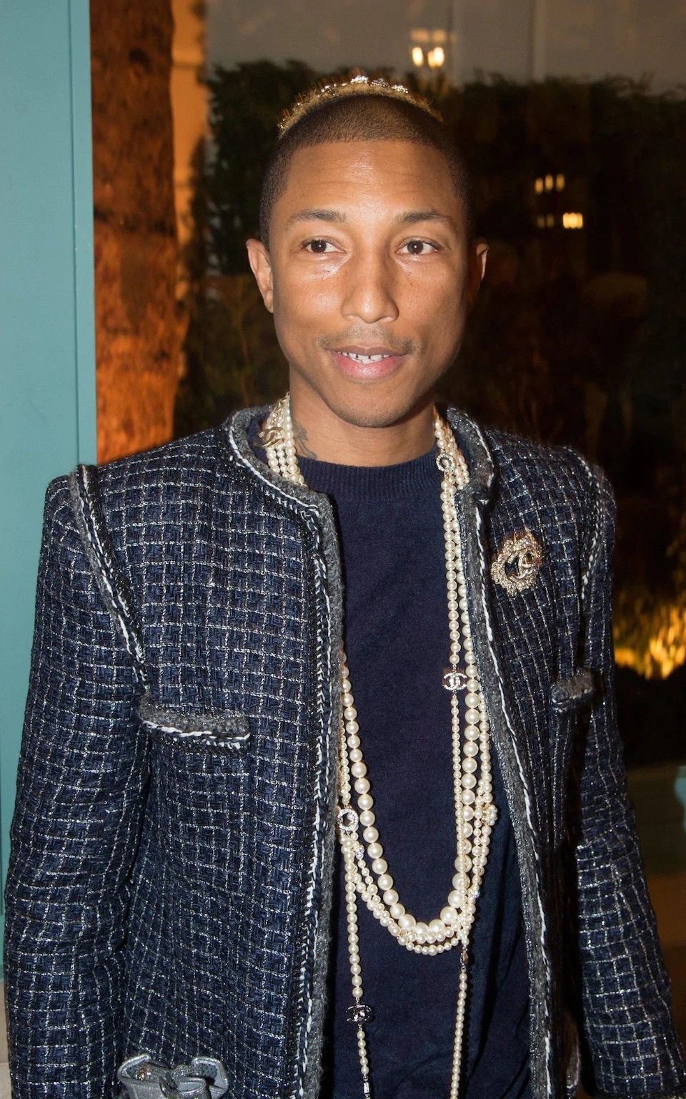 Pharrell Williams gosta de combinar mais de um colar, dando voltas de pérolas. 