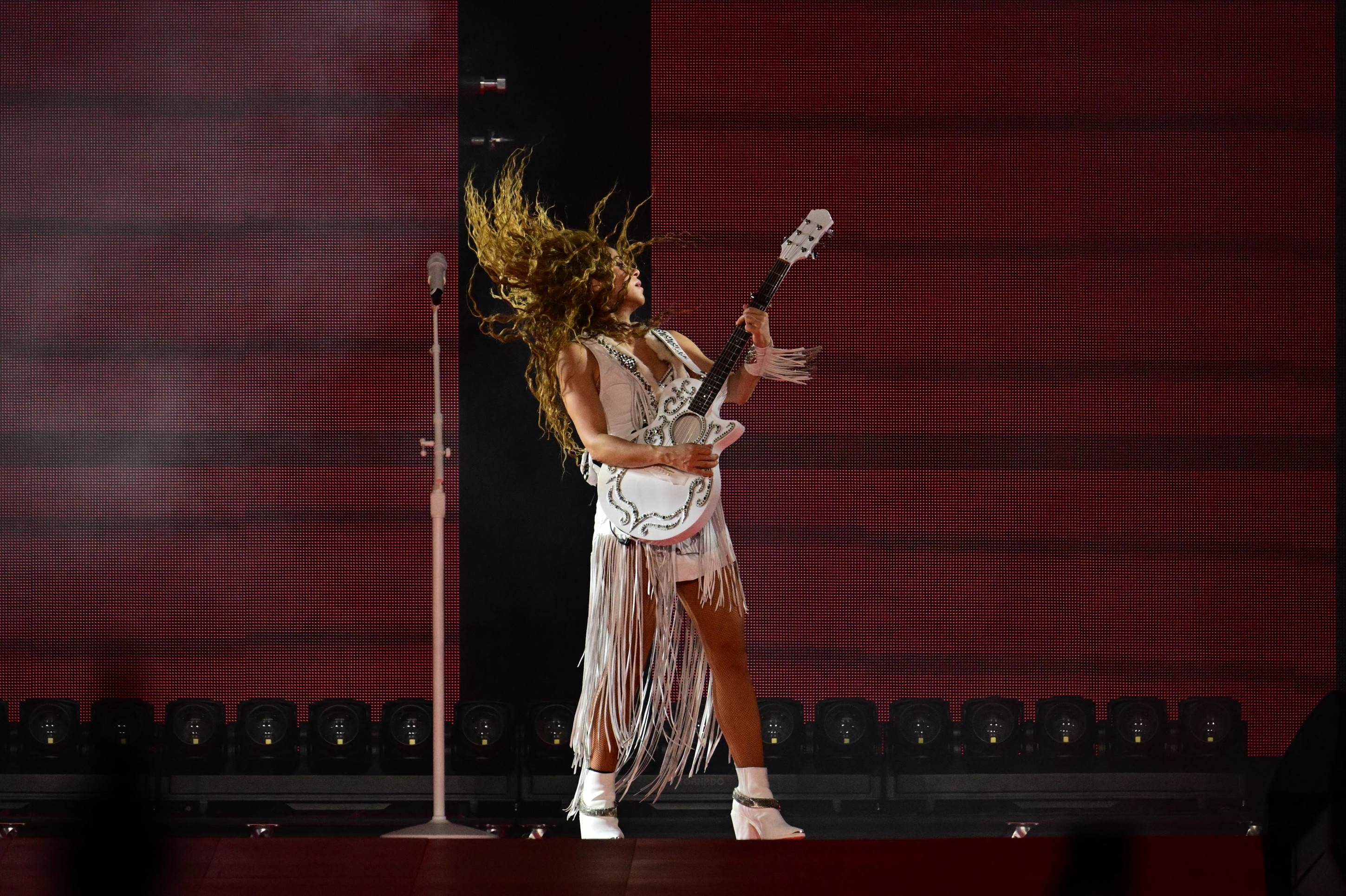 A cantora colombiana Shakira se apresenta durante o lançamento mundial de sua turnê de Las Mujeres Ya em Lloran no Nilton Santos Stadium, no Rio de Janeiro,      