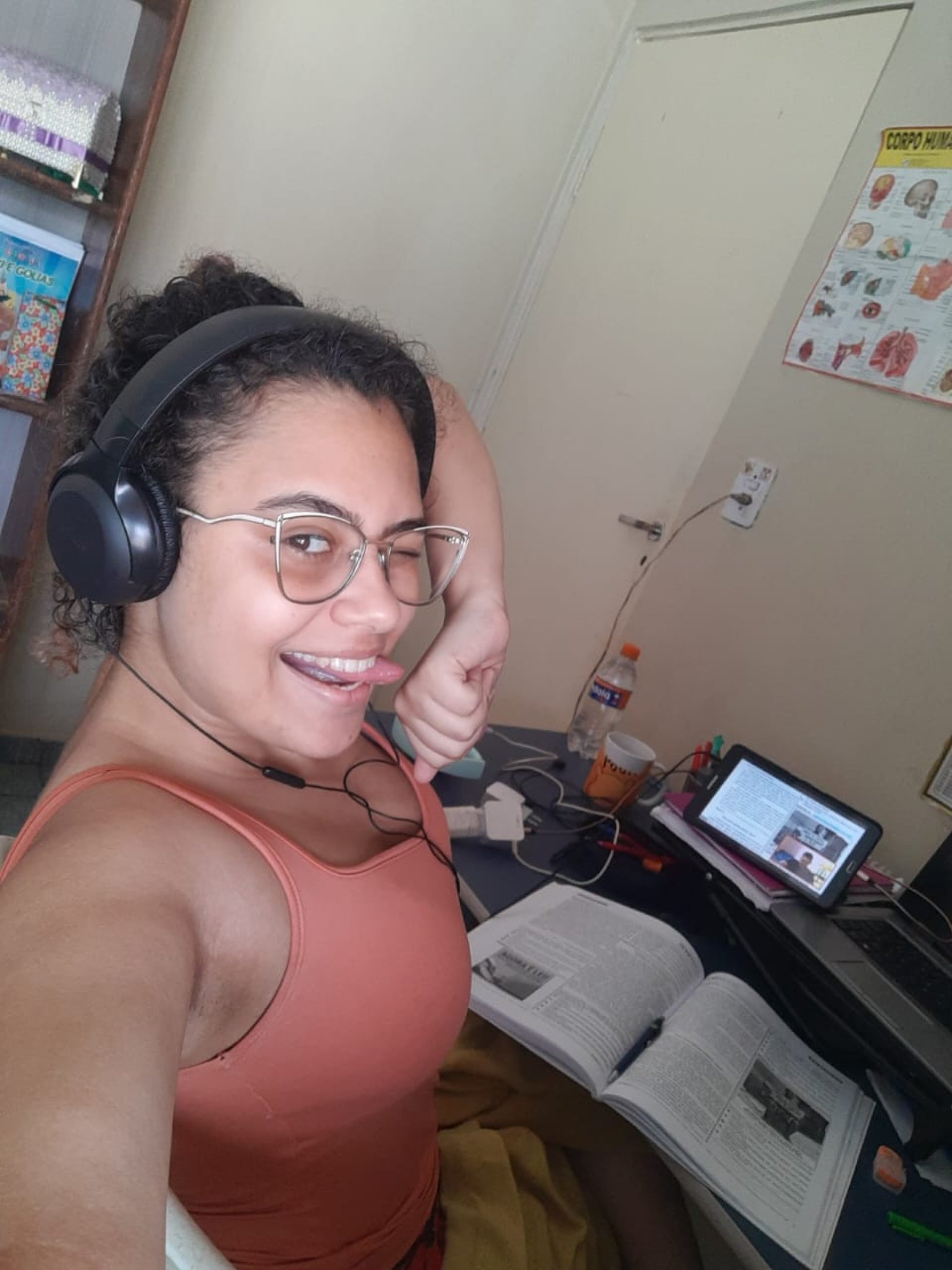Isabella fazia simulados, corrigia provas e escrevia textos