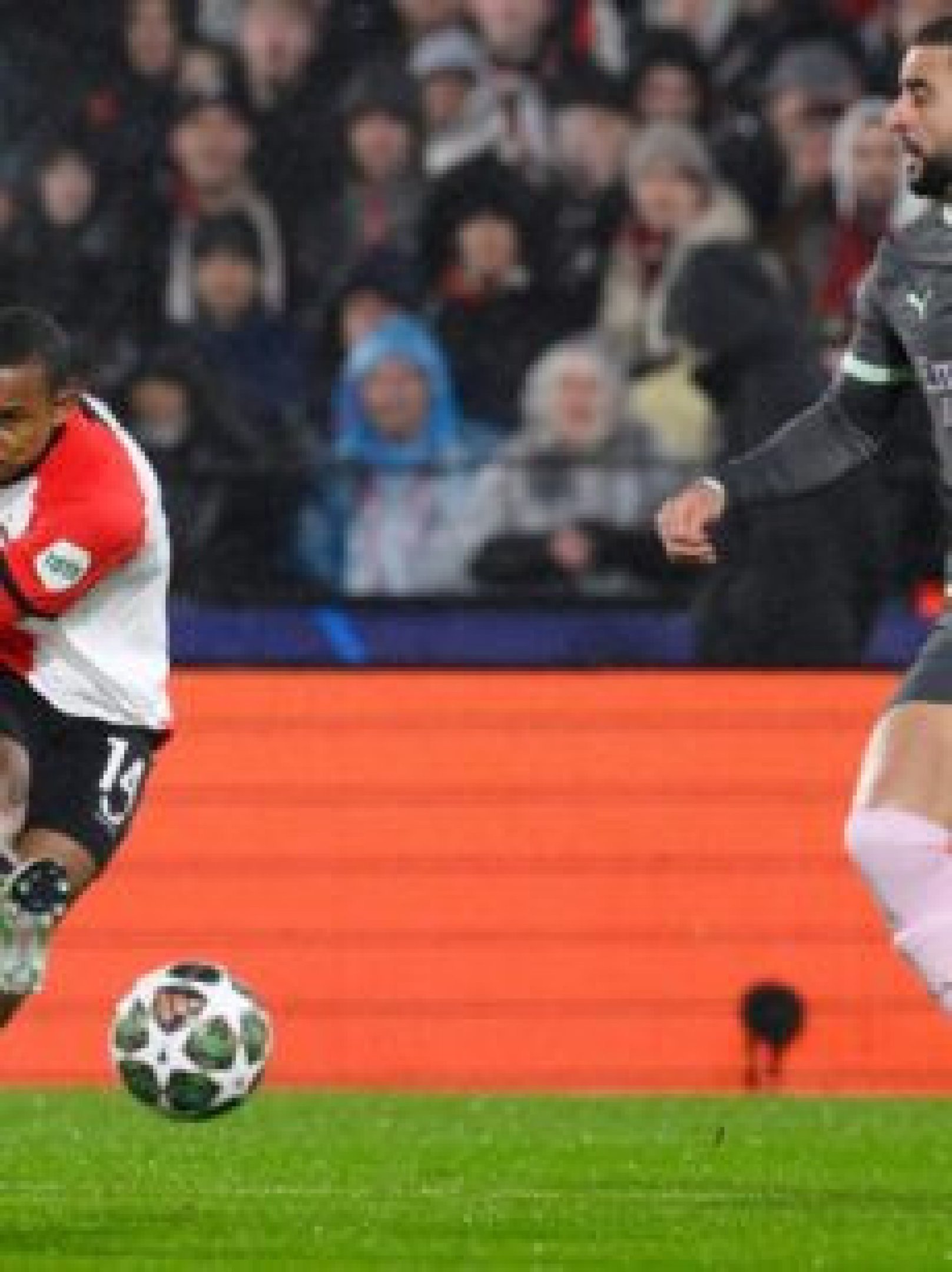 Ex-atacante do Coritiba coloca Feyenoord em vantagem sobre o Milan na Liga dos Campeões