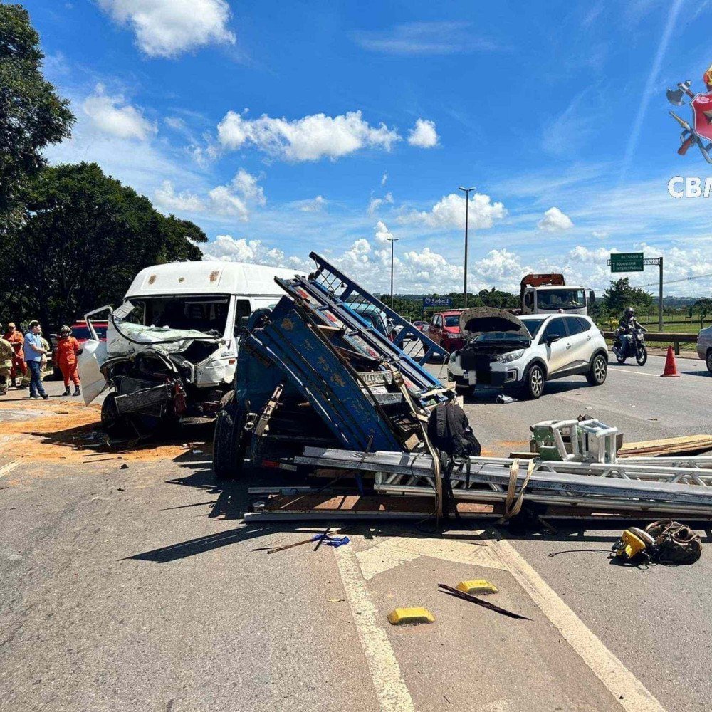 Dois passageiros ficaram feridos e foram encaminhados para o Hospital de Base