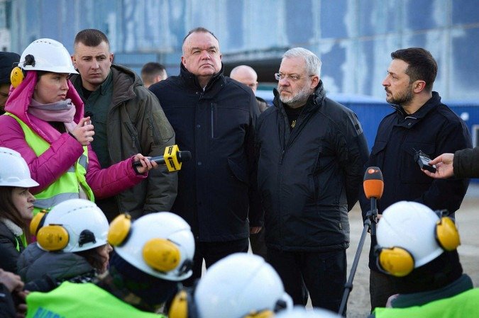 Presidente ucraniano (D) fala com jornalistas ao visitar a usina nuclear Khmelnytsky, em Netishyn: cautela e desconfiança - (crédito: AFP) Presidente ucraniano (D) fala com jornalistas ao visitar a usina nuclear Khmelnytsky, em Netishyn: cautela e desconfiança - (crédito: AFP)