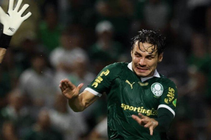 RAPHAEL VEIGA - Muito ágil nas jogadas e passes para os companheiros, chegando muito na área de ataque. Letal na bola parada. Cobrou o escanteio que resultou no gol de Flaco. Cobrou falta na cabeça de Gustavo Gómez, no terceiro gol.  Mandou uma na trave (mas estava impedido no lance). NOTA 7,5 Foto: Cesar Greco/Palmeiras