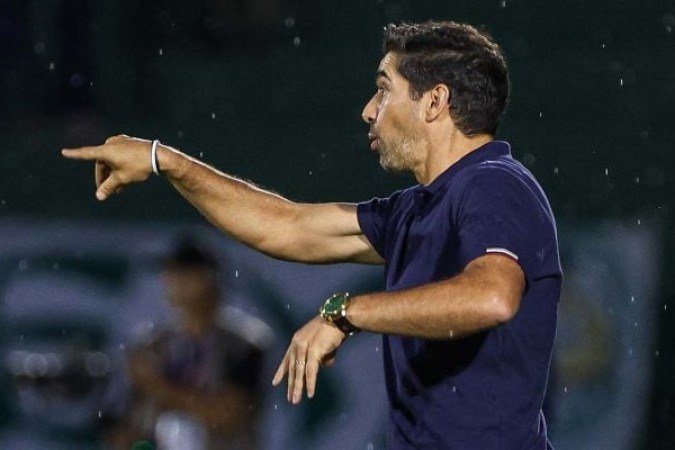 TÉCNICO ABEL FERREIRA - Deu uma descansada em Estêvão, deixando a joia no banco e lançando Flaco no time titular. O Palmeiras sobrou no primeiro tempo, abrindo 2 a 0, sem muto esforço. NOTA 6,5. Foto: Fabio Menotti/Palmeiras