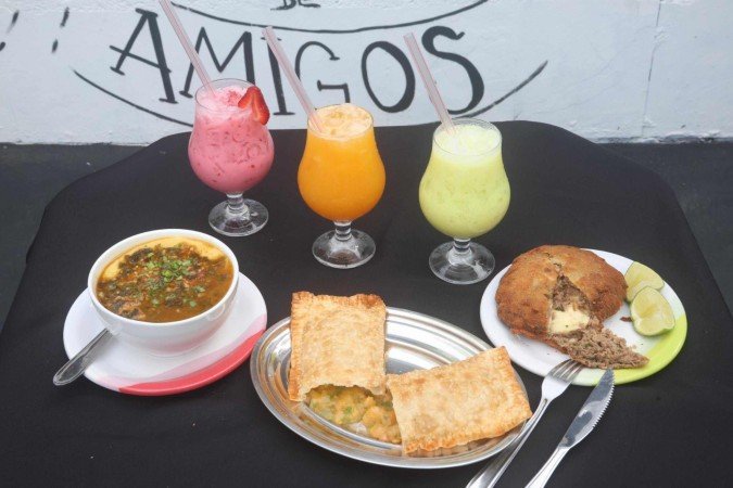 Driques de maçã verde, morango, caipirinha de tangerina e o pastel de camarão estão entre itens apresentados no cardápio do bar