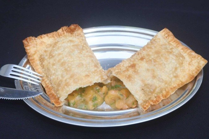 O pastel de camarão, maior que o convencional e com muito recheio é um dos campeões de venda do Bar da Cassi