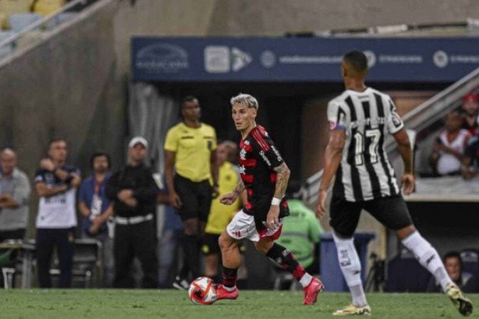 Varela atuou pela lateral esqueda contra o Botafogo - (crédito: Foto: Gilvan de Souza/Flamengo) Varela atuou pela lateral esqueda contra o Botafogo - (crédito: Foto: Gilvan de Souza/Flamengo)