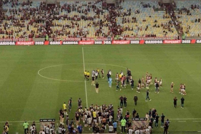 Clássico entre Flamengo e Botafogo terminou com confusão generalizada - (crédito: Foto: Carlos Mello/Jogada10) Clássico entre Flamengo e Botafogo terminou com confusão generalizada - (crédito: Foto: Carlos Mello/Jogada10)