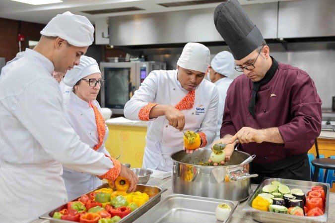 Alunos do curso de gastronomia do Senac-DF participam das aulas-show do projeto Sabores da Pérsia, conduzidas pelo chef iraniano Ali Moradpour