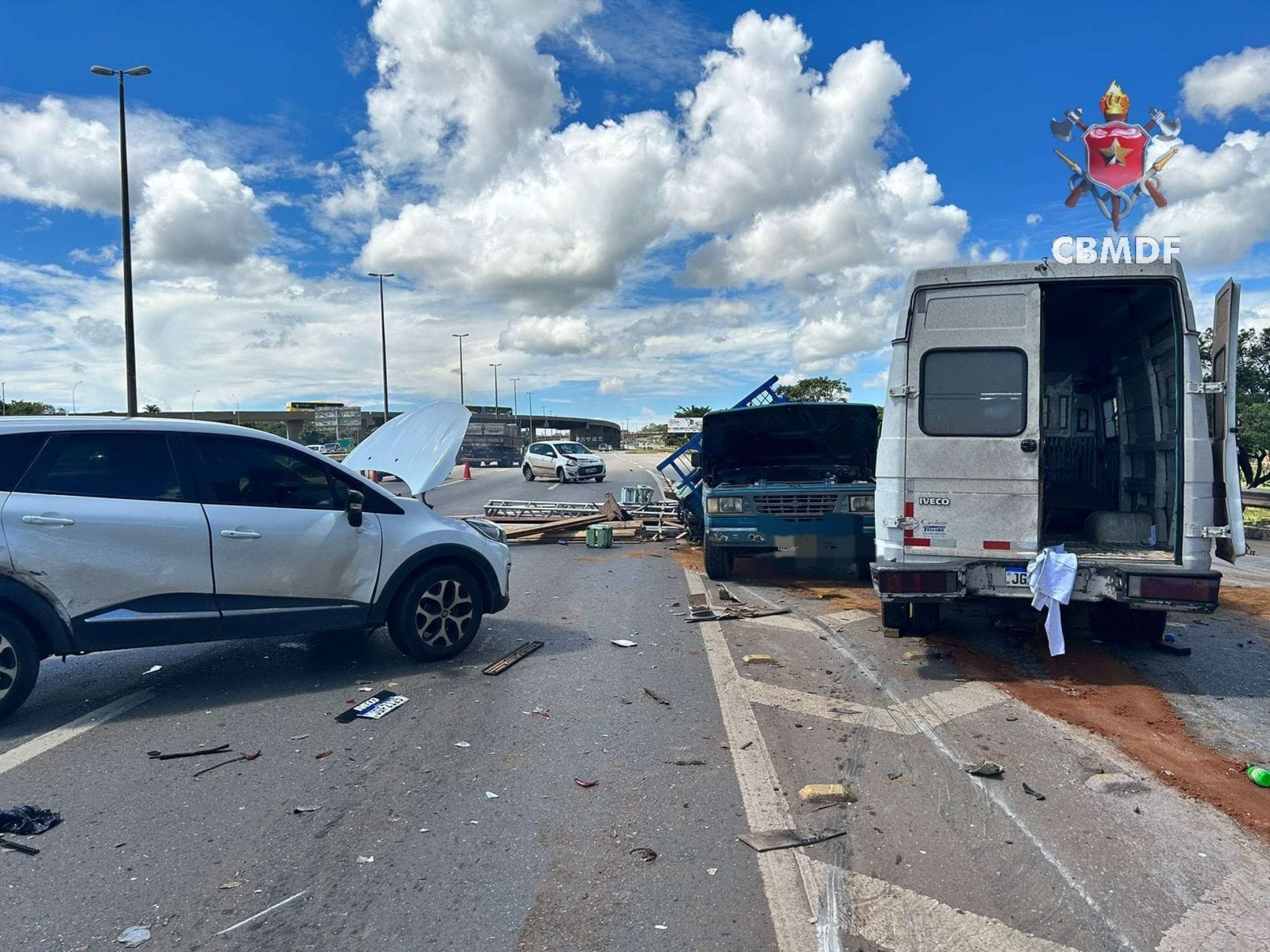 Quatro carros e uma van se envolveram em um acidente