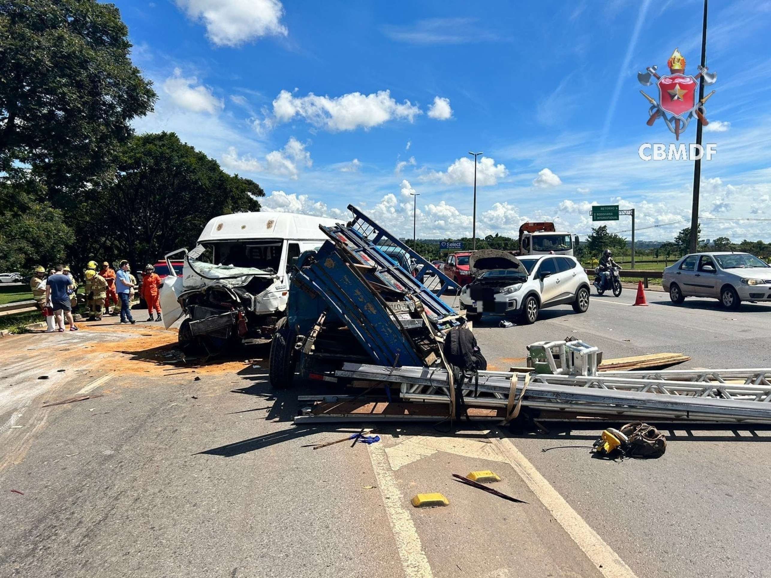Acidente na Epia Sul deixa dois feridos; confira imagens