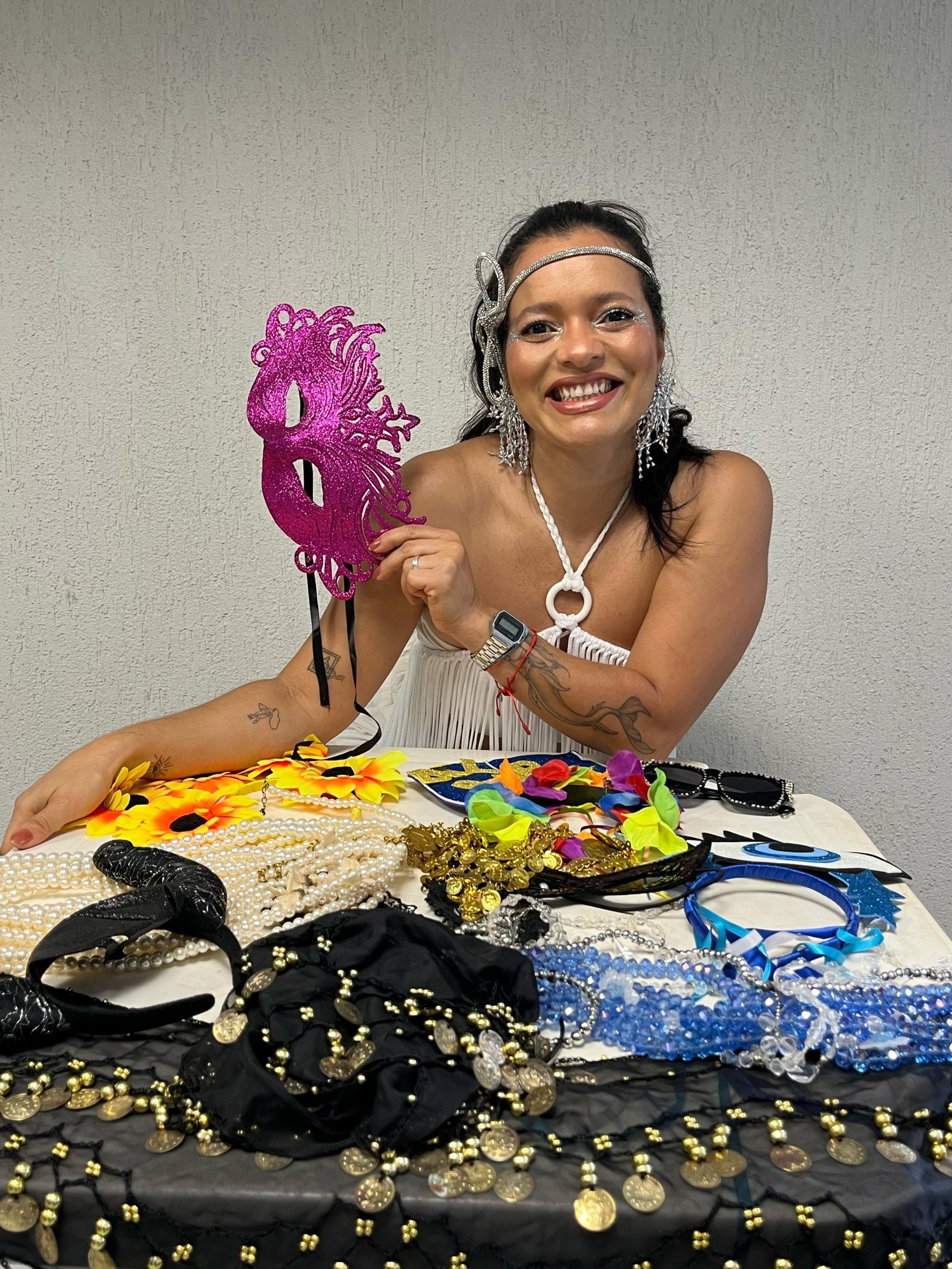 Daniele Lins gosta de reciclar os adereços que possui e montar looks novos todo ano 