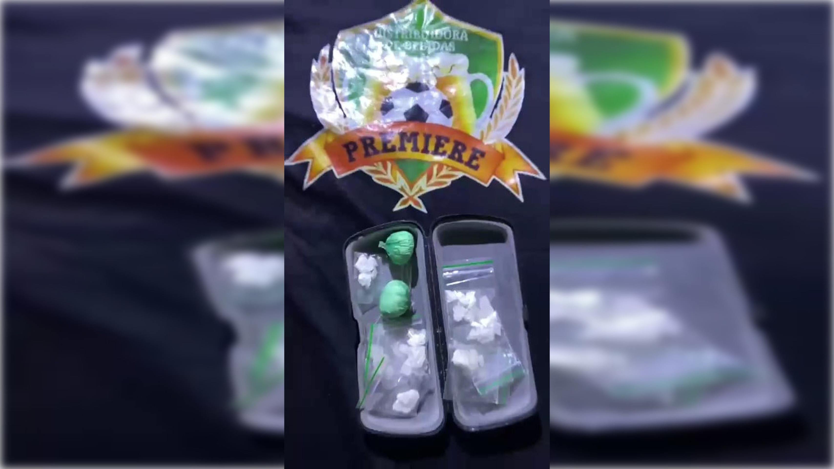 Distribuidora de pó: polícia prende dupla que vendia cocaína em loja de bebidas 