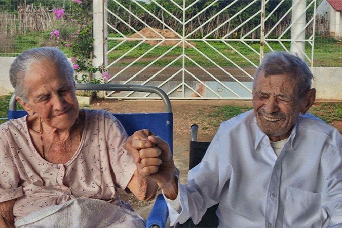 De acordo com o Guinness, o casal mais longevo do mundo se conheceu em 1936 enquanto trabalhavam na agricultura. Manoel estava coletando rapaduras em Boa Viagem, no Ceará, quando conheceu Maria - (crédito: Reprodução/Guinness) De acordo com o Guinness, o casal mais longevo do mundo se conheceu em 1936 enquanto trabalhavam na agricultura. Manoel estava coletando rapaduras em Boa Viagem, no Ceará, quando conheceu Maria - (crédito: Reprodução/Guinness)
