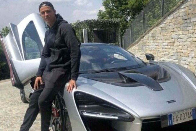 A moradia de Cristiano Ronaldo na Inglaterra se destaca pelo luxo e localização privilegiada - (crédito: Foto: Reprodução/Instagram) A moradia de Cristiano Ronaldo na Inglaterra se destaca pelo luxo e localização privilegiada - (crédito: Foto: Reprodução/Instagram)