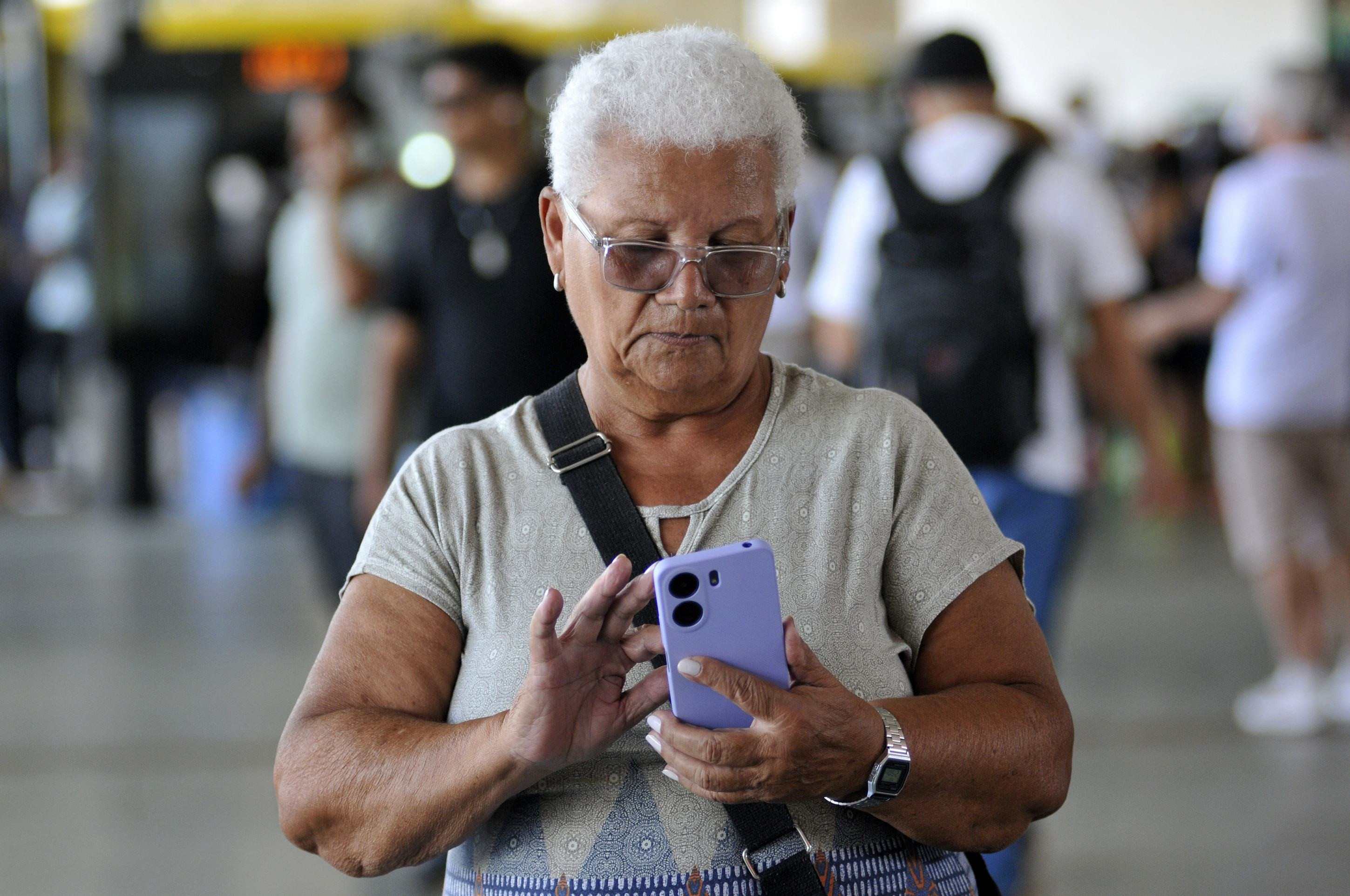 Entretida com o celular, Maria Coutinho deixou a comida queimar 