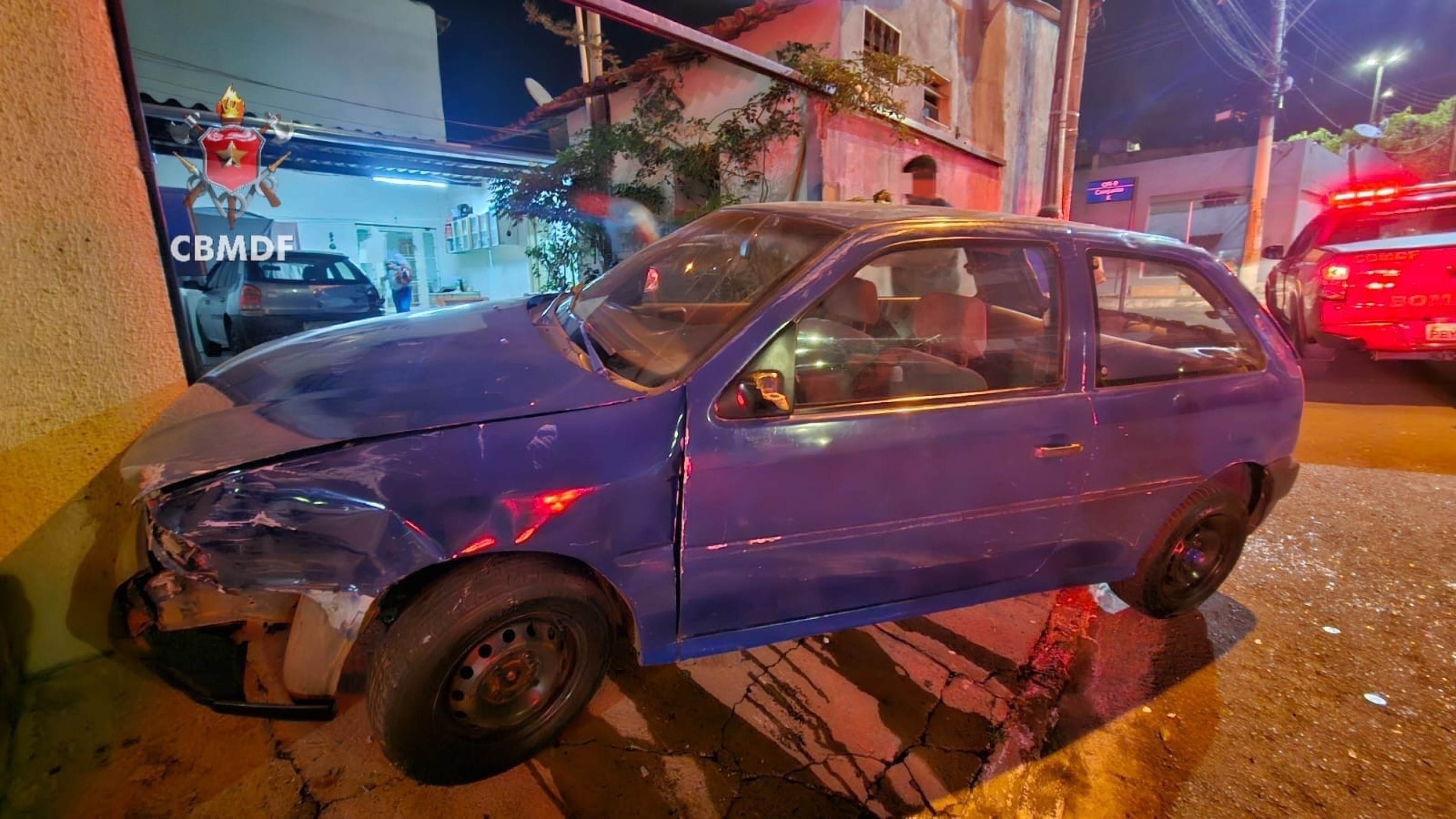 Carro desgovernado atropela mulher e bate em muro na Candangolândia
