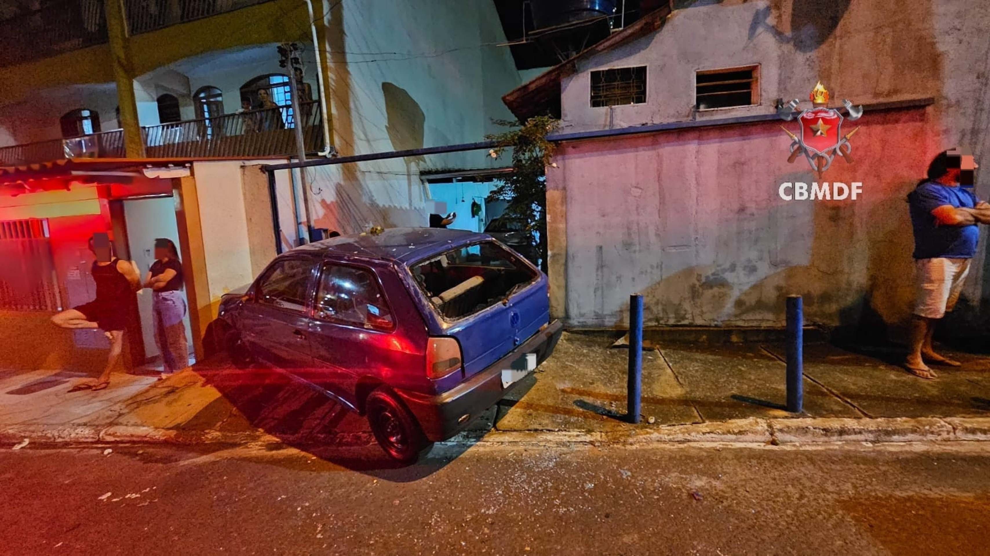 Carro desgovernado atropela mulher e bate em muro na Candangolândia