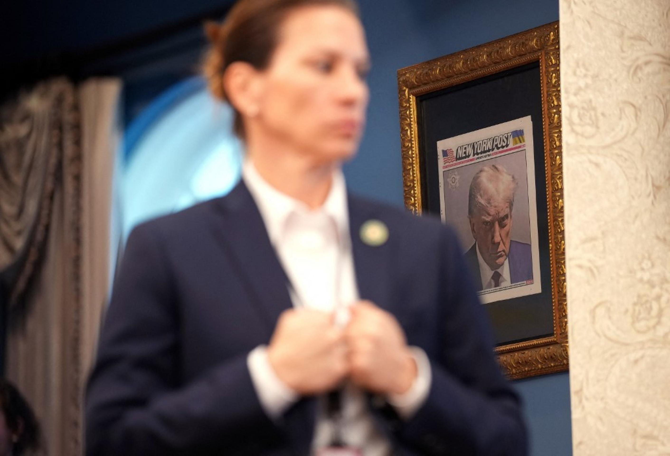 Trump mantém mugshot como decoração na Casa Branca 