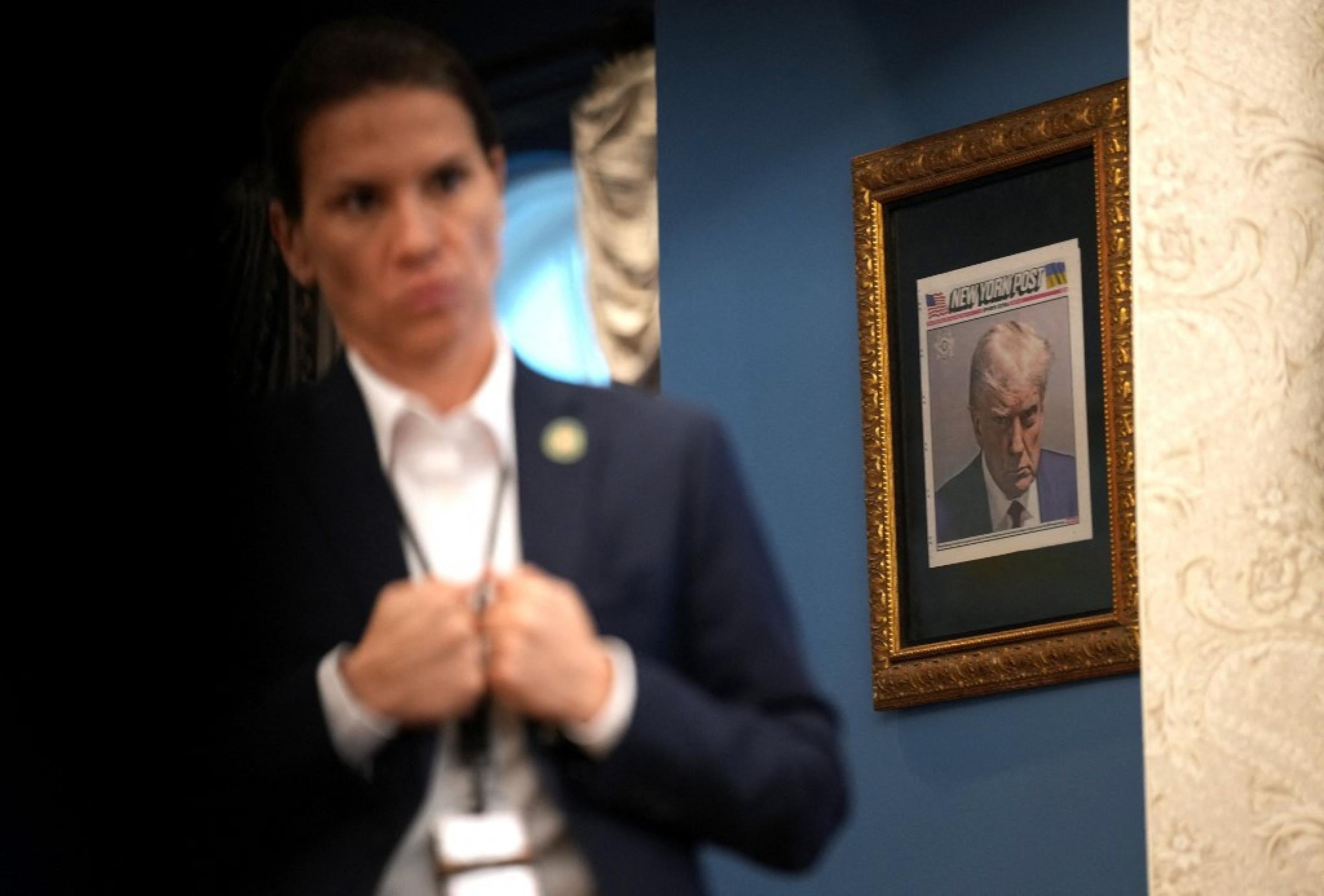Trump mantém mugshot como decoração na Casa Branca 