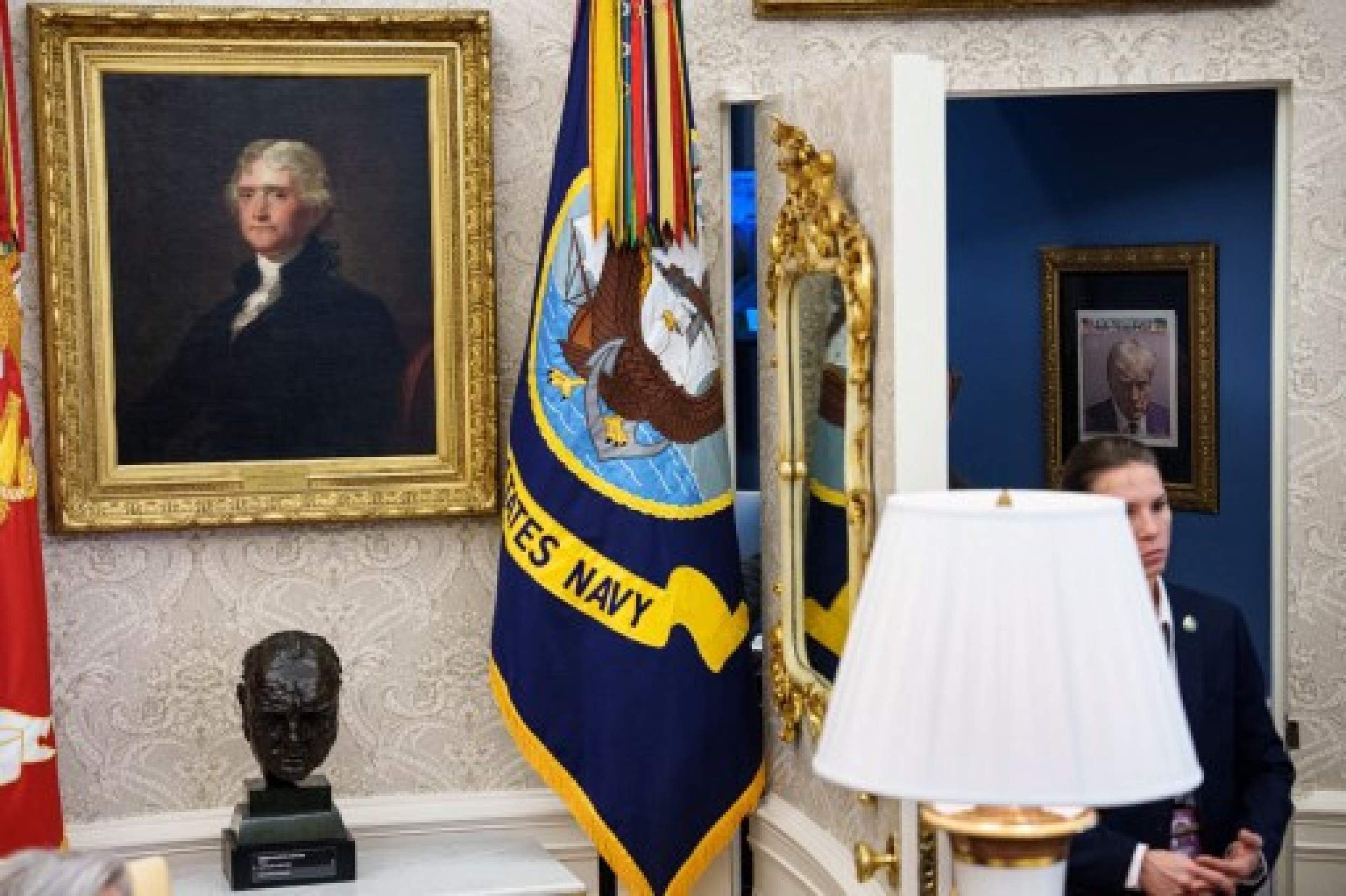 Trump mantém mugshot como decoração na Casa Branca 