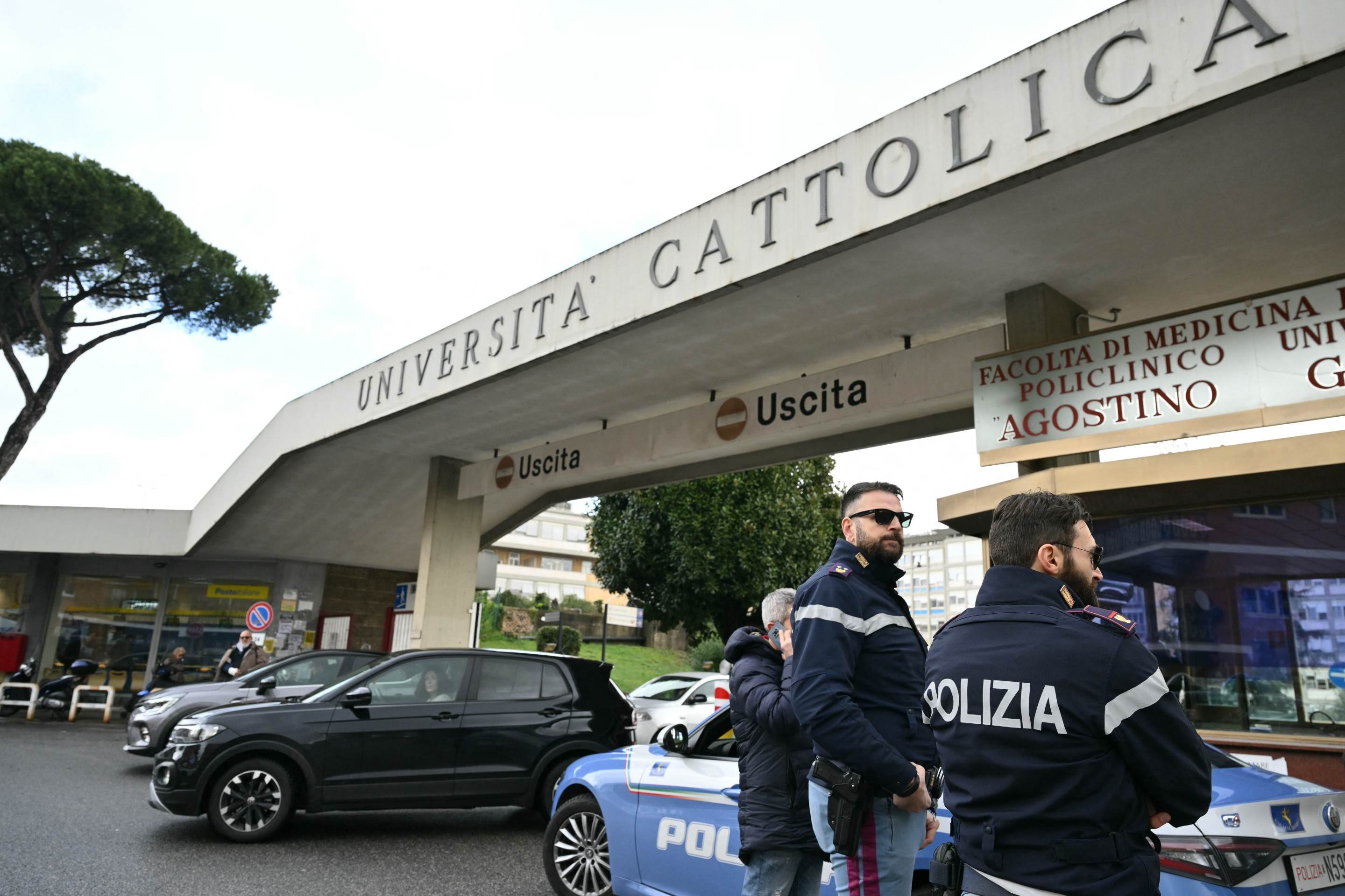 O policiamente foi reforçado no hospital onde o Papa está internado       