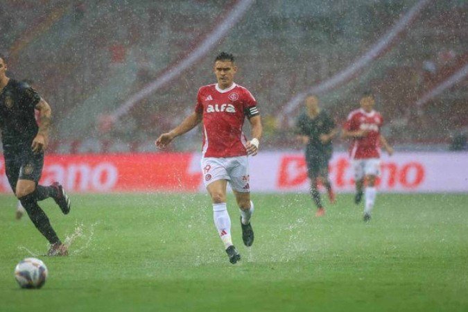 Inter teve dificuldades com campo alagado, mas contou com atuação inspirada de Carbonero para vencer o Monsoon - (crédito: Foto: Ricardo Duarte / Internacional) Inter teve dificuldades com campo alagado, mas contou com atuação inspirada de Carbonero para vencer o Monsoon - (crédito: Foto: Ricardo Duarte / Internacional)