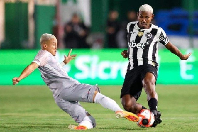 CUIABANO - Foi importante ofensivamente, gerou algumas jogadas de perigo e deu assistência para o gol alvinegro. NOTA: 7,0 - Foto: Vitor Silva/Botafogo