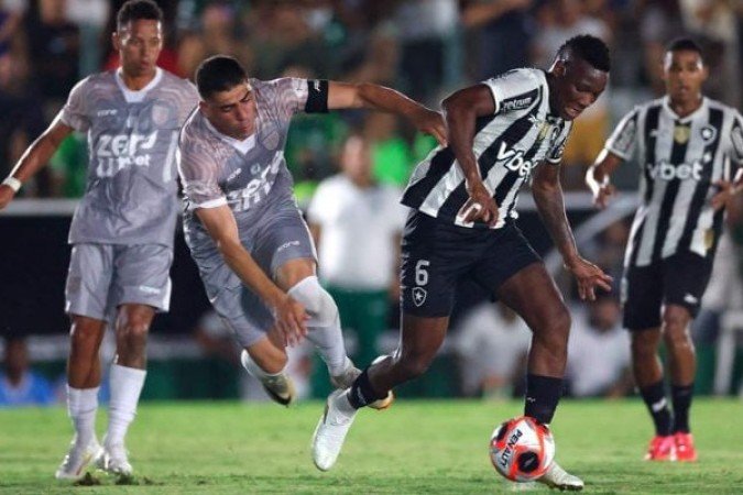 BOAVISTA - O Verdão de Saquarema fez uma boa partida, conseguindo explorar os espaços na defesa do Botafogo e levando perigo. Porém, a defesa voltou a comprometer e, mais uma vez, o time empatou. NOTA: 5,5 - Foto: Vitor Silva/Botafogo