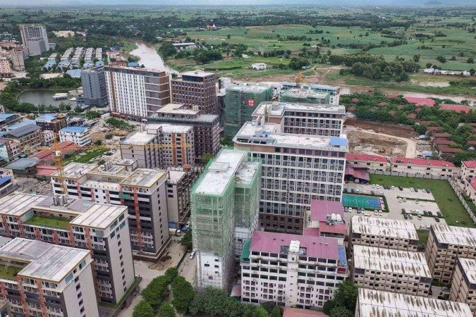 Os novos arranha-céus no lado de Mianmar podem ser vistos do outro lado da fronteira, na Tailândia -  (crédito: Jonathan Head/BBC)