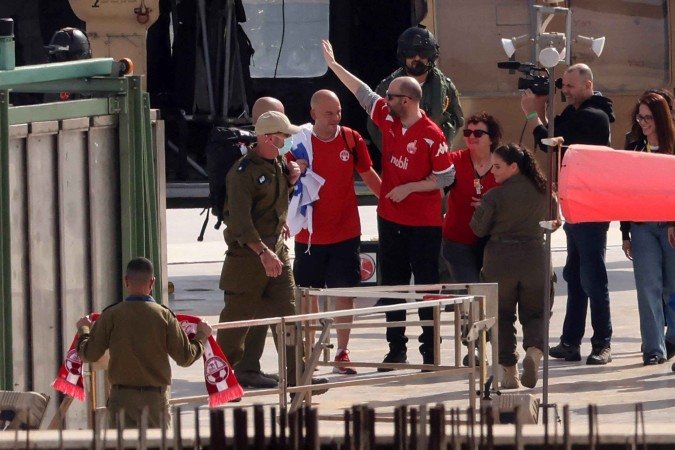 O recém-libertado refém israelense-argentino Yair Horn acena após desembarcar de um helicóptero militar no heliporto do Centro Médico Sourasky de Tel Aviv - (crédito: Jack Guez / AFP) O recém-libertado refém israelense-argentino Yair Horn acena após desembarcar de um helicóptero militar no heliporto do Centro Médico Sourasky de Tel Aviv - (crédito: Jack Guez / AFP)
