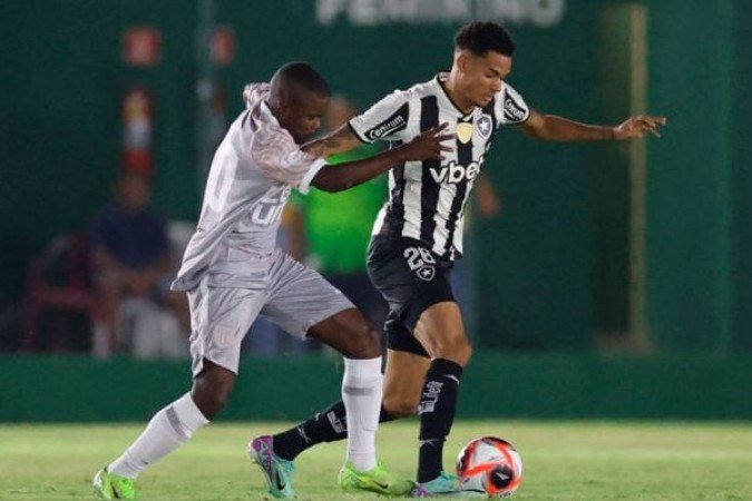 NEWTON - Demorou a se encontrar no jogo, mas depois foi bem. Encontrou bons passes e colaborou na defesa. NOTA: 6,0 - Foto: Vitor Silva/Botafogo