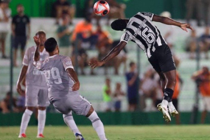 PATRICK DE PAULA - Tentou alguns chutes de fora da Ã¡rea, mas teve uma atuaÃ§Ã£o sem brilho. NOTA: 6,0 - Foto: Vitor Silva/Botafogo