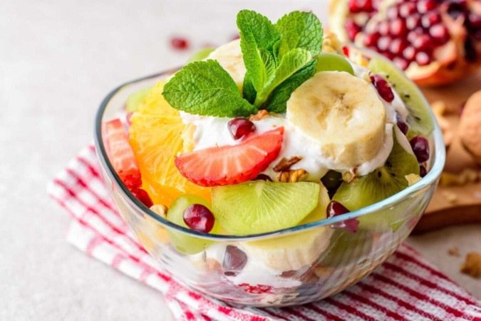 Salada de frutas com nozes e iogurte (Imagem: nesavinov | Shutterstock) - (crédito: EdiCase) Salada de frutas com nozes e iogurte (Imagem: nesavinov | Shutterstock) - (crédito: EdiCase)