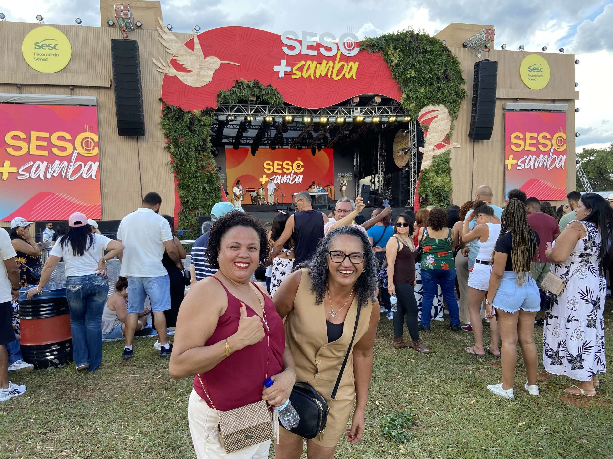 Patrícia Felix e Irineide Costa chegaram cedo para ver Diogo Nogueira