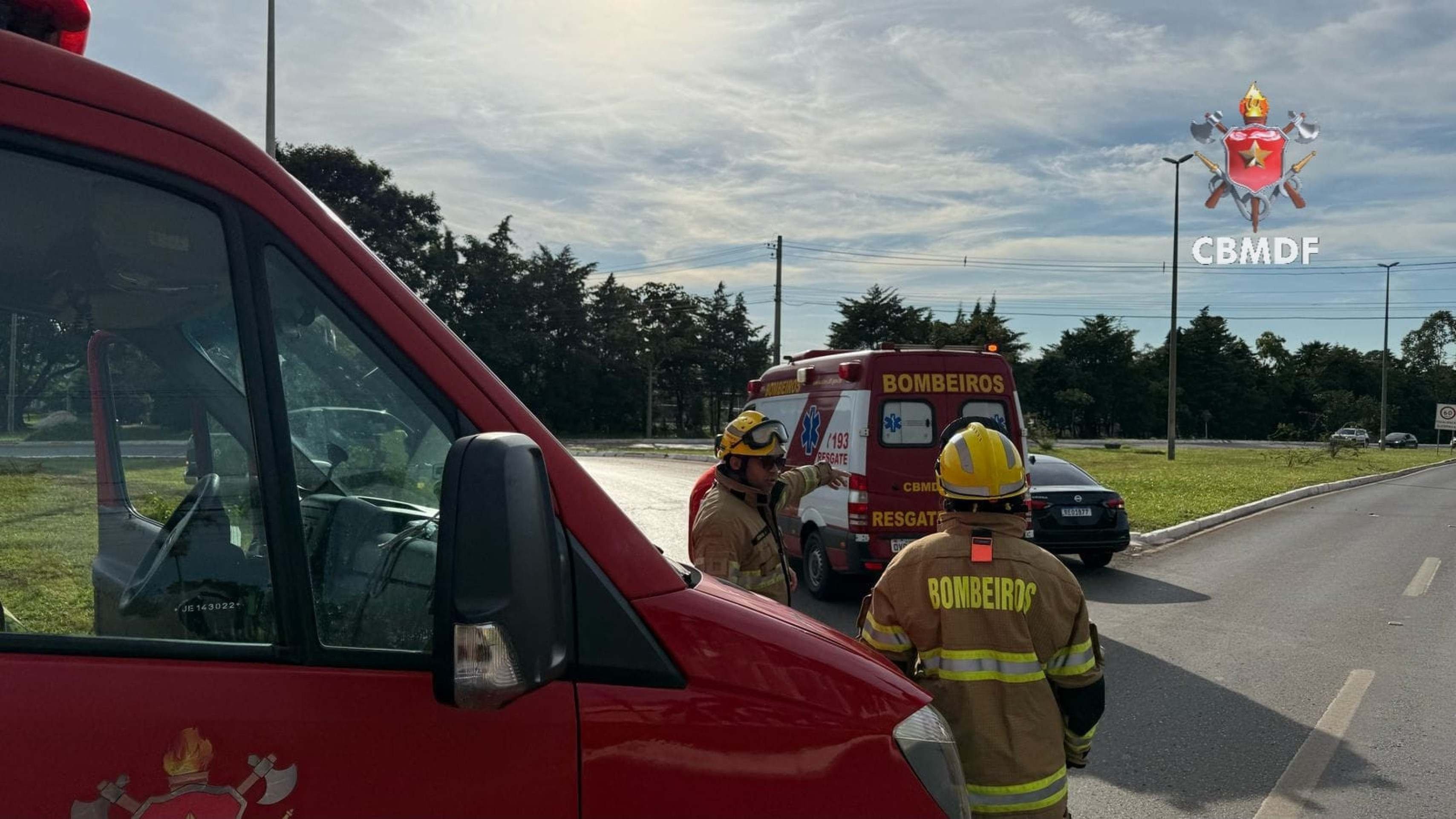 Colisão entre carro e moto deixa jovem ferido no Park Way