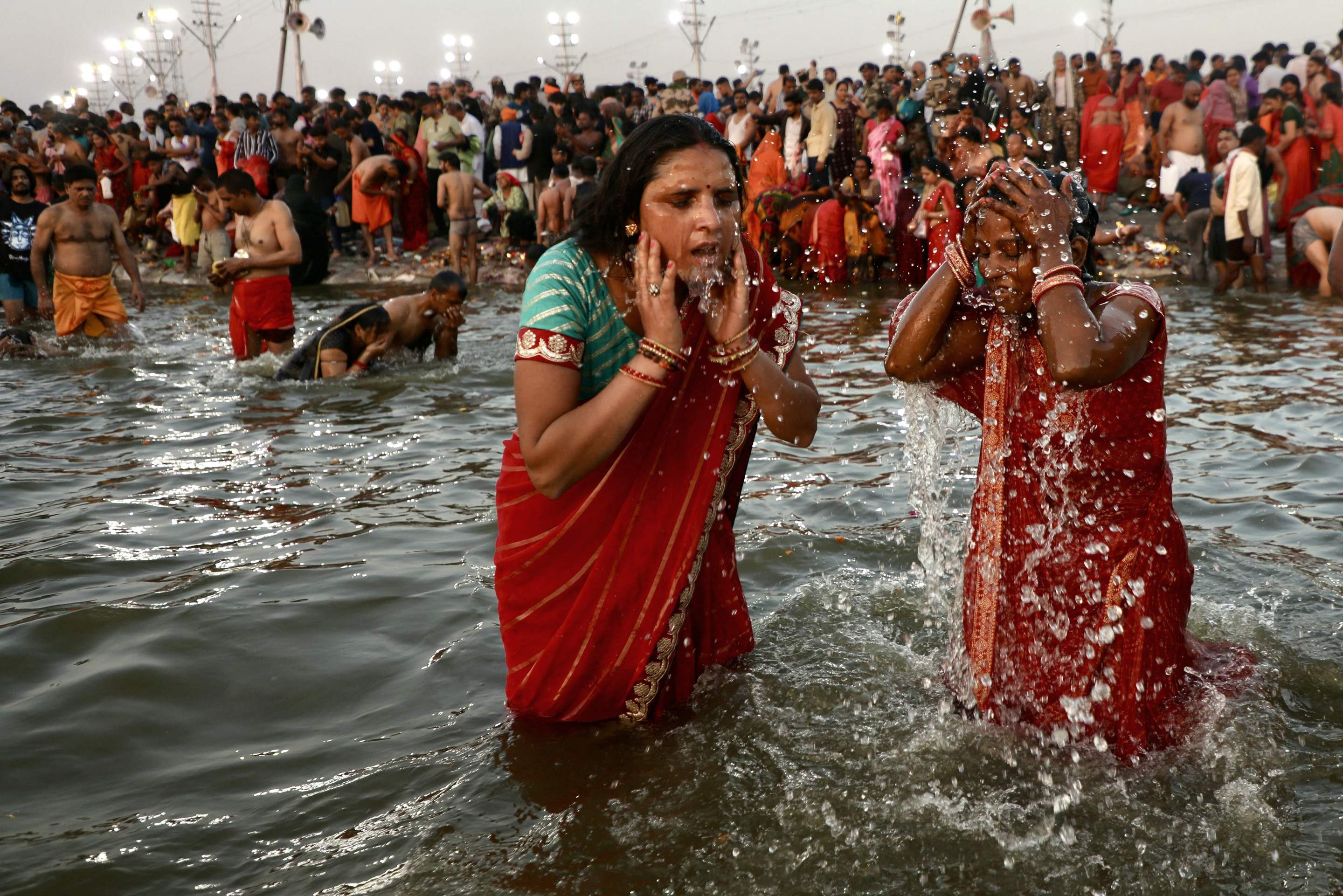 Durante o Kumbh Mela, os fiéis se banham na confluência dos rios sagrados Ganges e Yamuna para limpar seus pecados  