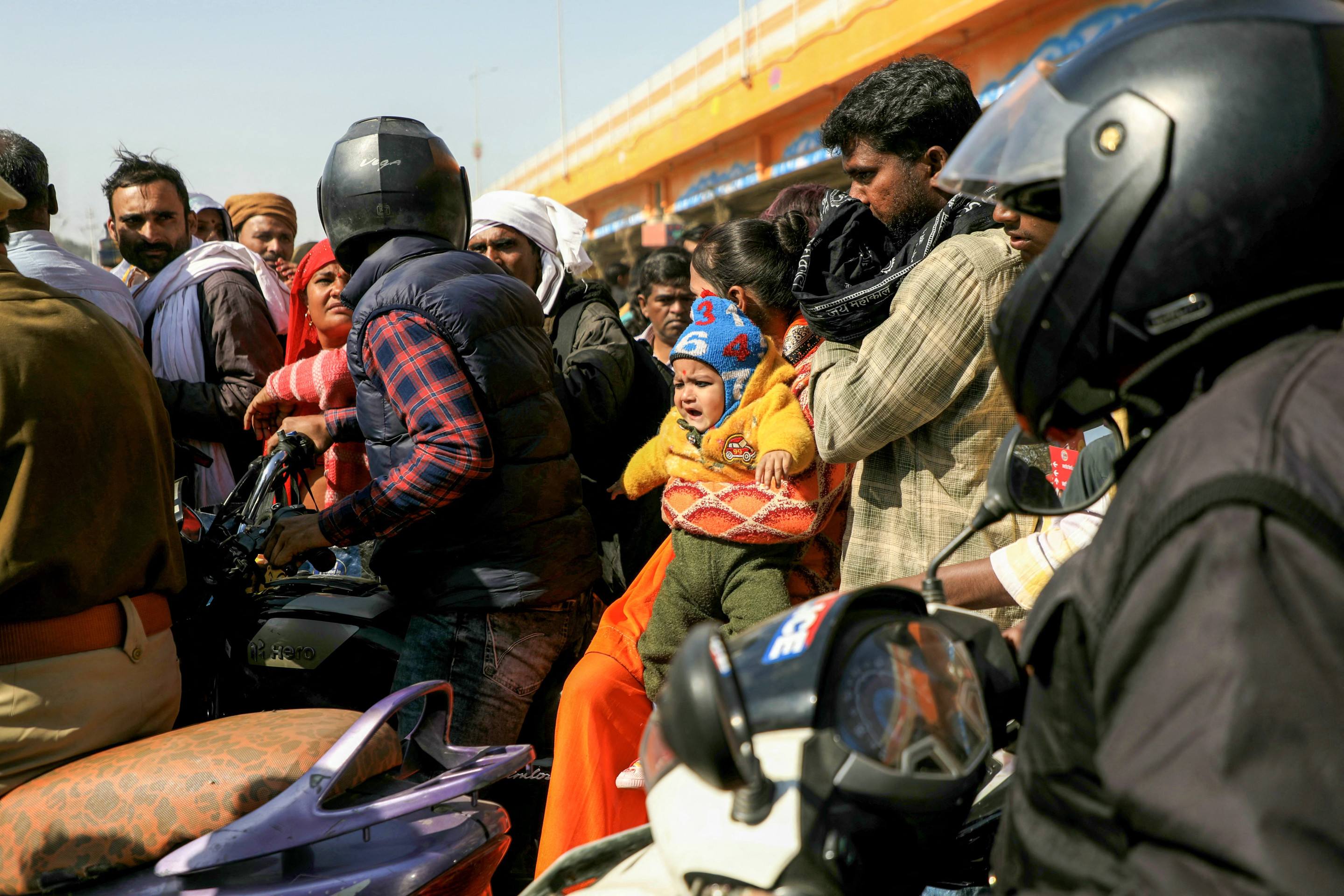 Kumbh Mela é o maior evento do calendário religioso hindu e as autoridades relatam que cerca de 500 milhões de pessoas já visitaram o festival desde seu início no mês passado.      