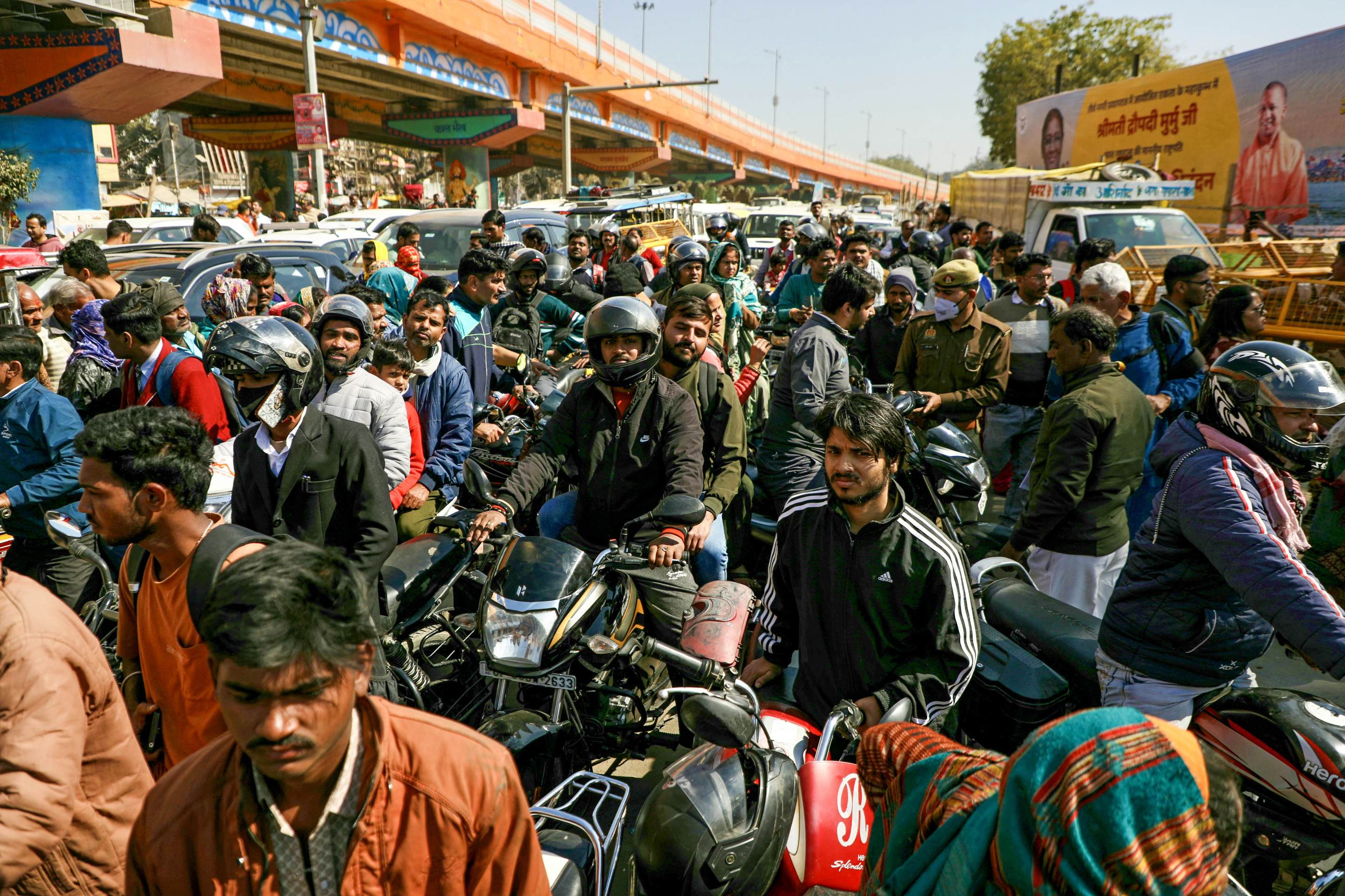 Kumbh Mela é o maior evento do calendário religioso hindu e as autoridades relatam que cerca de 500 milhões de pessoas já visitaram o festival desde seu início no mês passado.      