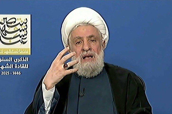 O líder do movimento libanês Hezbollah, Naim Qassem, disse neste domingo, em pronunciamento na TV, que o governo do Líbano deve pressionar Israel a retirar suas tropas do sul do país até o próximo dia 18, prazo estabelecido pelo acordo de trégua - (crédito: Al-Manar / AFP) O líder do movimento libanês Hezbollah, Naim Qassem, disse neste domingo, em pronunciamento na TV, que o governo do Líbano deve pressionar Israel a retirar suas tropas do sul do país até o próximo dia 18, prazo estabelecido pelo acordo de trégua - (crédito: Al-Manar / AFP)
