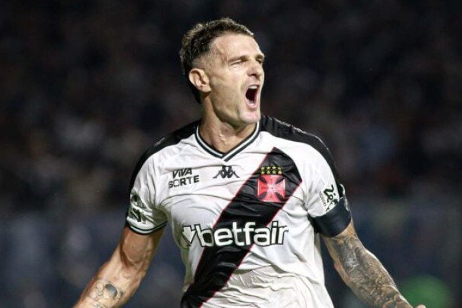 VEGETTI -  Não viu a cor da bola no ataque durante o primeiro tempo e, em determinado momento, foi tirar satisfação com Léo Jardim pelos chutões para o campo de ataque. Liderou a pressão alta que o Vasco exerceu no segundo tempo e na batlaha com os zagueiros, acertou o travessão de Rossi em cabeceio. NOTA 5,0 - Foto: Matheus Lima/Vasco