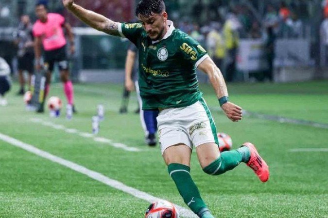 PIQUEREZ - O uruguaio mostra ótima forma em seu retorno após a lesão. Segue fazendo um bom apoio pela esquerda e dando bons cruzamentos na área. Nota: 6,5 - Foto: Fabio Menotti/Palmeiras