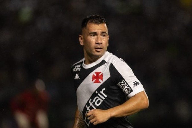 JEAN DAVID -  Mais uma vez entrou e nada fez. Ou melhor, fez. Tentou cavar um pênalti ridículo nos acréscimos. Deveria ter recebido cartão. NOTA 4,0 - Foto: Dikran Sahagian/Vasco